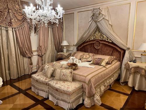 ein Schlafzimmer mit einem Himmelbett in der Unterkunft Hotel Villa Pigalle in Tezze sul Brenta