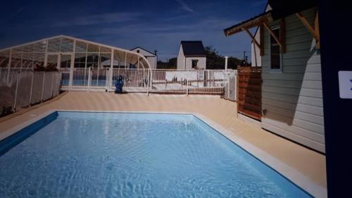 - une piscine au-dessus d'une maison dans l'établissement les Bains de Mer, à Grandcamp-Maisy