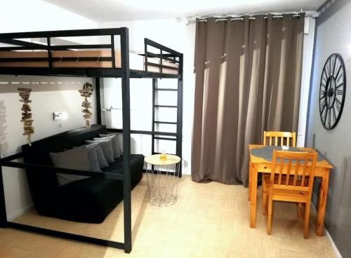 - un salon avec des lits superposés et une table dans l'établissement Location studio Nord Superdevoluy, à Saint-Étienne-en-Dévoluy