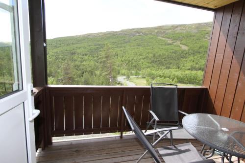 a balcony with a table and chairs and a view at Jotunheimen/Besseggen/7ppl/View/Amazing hikes in Randsverk