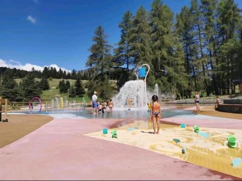 un groupe de personnes jouant dans un parc aquatique dans l'établissement Location studio Nord Superdevoluy, à Saint-Étienne-en-Dévoluy