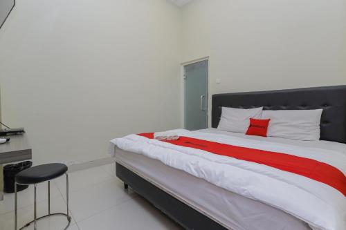 Postel nebo postele na pokoji v ubytování RedDoorz at Ngaggel Jaya Surabaya