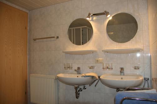 un bagno con due lavandini e due specchi di Gostanova Appartements a Gaschurn