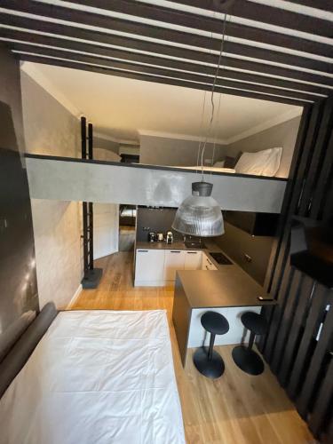 Habitación con 1 cama y 2 taburetes en Holec Apartments, en Praga