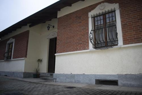 un edificio in mattoni con finestra e porta di Mimosa House a Torino