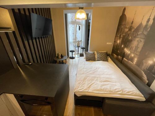 En eller flere senge i et værelse på Holec Apartments