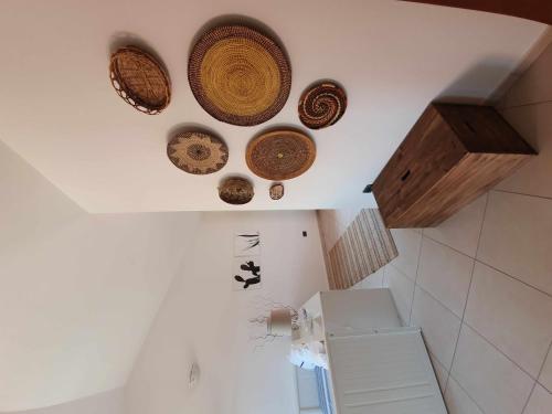een badkamer met vier kommen aan het plafond bij Bilocale n 10 Arbatax vicino al mare in Àrbatax