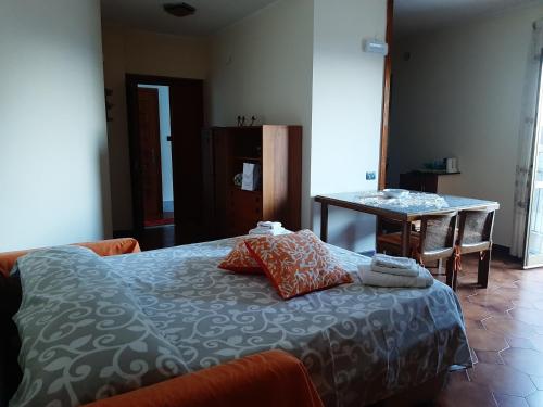 ein Schlafzimmer mit einem Bett und einem Tisch in einem Zimmer in der Unterkunft Casa Adelegigi in Cetara