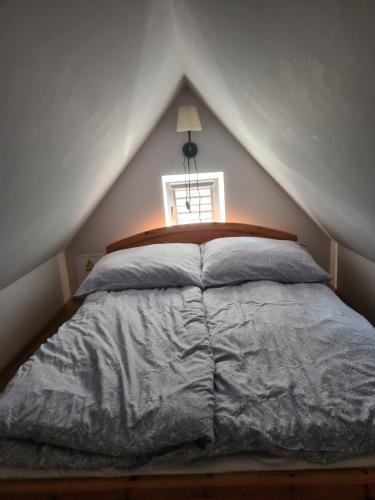 um quarto com uma cama grande num sótão em Przy porcie em Leba