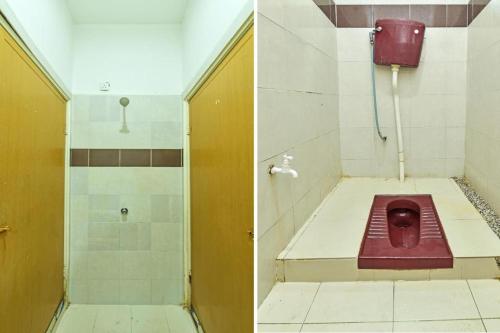 łazienka z czerwoną toaletą i prysznicem w obiekcie Casaria Homestay Paka w mieście Paka