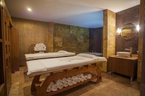 2 camas en un baño con lavabo y bañera en Arcanus Hotels Sorgun - Ultra All Inclusive, en Side