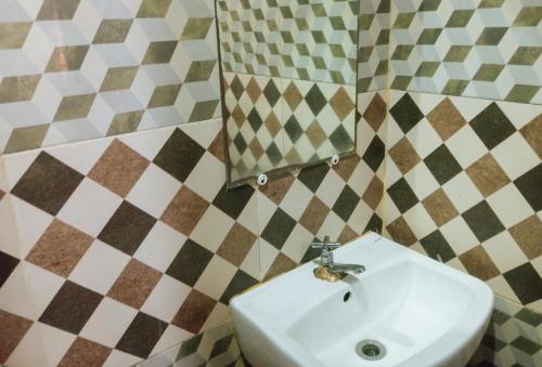 La salle de bains est pourvue d'un lavabo et d'un miroir. dans l'établissement IDMAT INN, à Davao