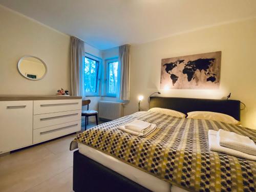 Un pat sau paturi într-o cameră la Villa Seepark - Ferienwohnung 2a