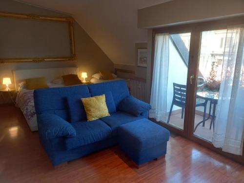 un divano blu in una camera da letto di Navigli Junior suite The Boheme - Quiet & comfy vintage Junior Suite wih cozy balcony - 5th attic floor lift to 4th floor - metro' verde -green subway Porta Genova a Milano