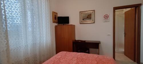 - une chambre avec un lit, un bureau et une fenêtre dans l'établissement Pisa Central Station Room Rent, à Pise