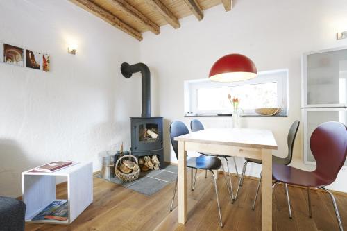 - un salon avec une table et un poêle à bois dans l'établissement Rotes Bienenhaus, à Kottenheim