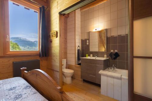 uma casa de banho com um lavatório, um WC e uma banheira em Les Esseroliettes em Arith