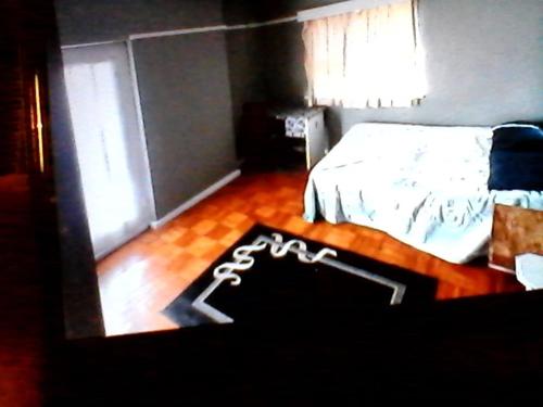 1 dormitorio con cama y alfombra en el suelo en Highbury Square Flat, en Ciudad del Cabo