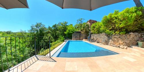 uma imagem de uma piscina numa casa em Travers de Pechméjà em Lissac et Mouret