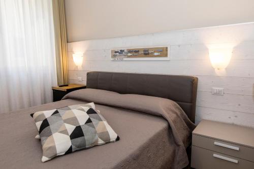 una camera da letto con un letto con un cuscino sopra di Casa Mafalda a Chioggia