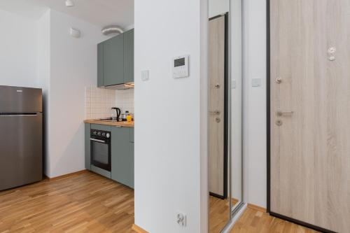 Η κουζίνα ή μικρή κουζίνα στο Stadion Apartment with Parking by Noclegi Renters