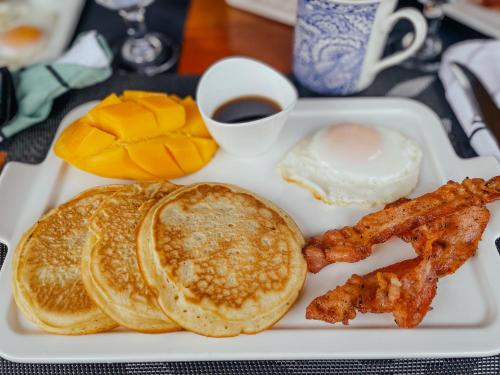South Mountain Resort في سيكويجور: طبق من طعام الإفطار مع بيض ولحم الخنزير المقدد والفطائر