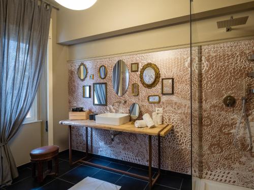 uma casa de banho com um chuveiro e um toucador com espelhos em WelcHome - guest accomodation em Enna