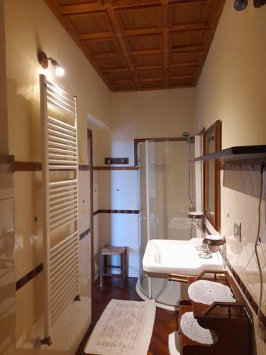 y baño con ducha y lavabo blanco. en LA CASA DI GIADA, en Impruneta