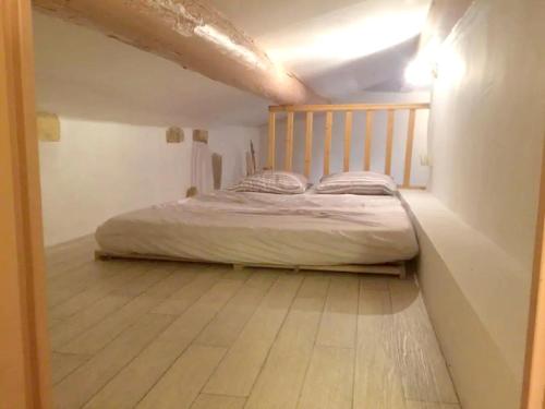 Кровать или кровати в номере Appartement de 2 chambres avec vue sur la ville et wifi a Marseille a 4 km de la plage