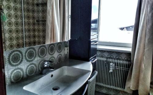 カプルーンにあるAppartement Moni XXL 66m2のバスルーム(洗面台、窓付)