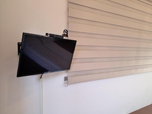 a flat screen tv hanging on a wall at 榛品包棟民宿 in Puli