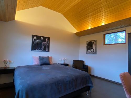 una camera con letto e soffitto in legno di Laugavellir - House a Kleppjárnsreykir