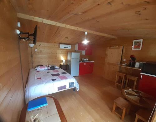 um quarto num chalé com uma cama em KITOKO L'HERAULT gite close to SALAGOU Lake em Clermont-lʼHérault