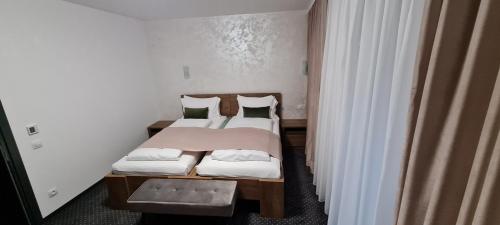 a bedroom with two beds in a room at Casa Pe Vale in Râşnov