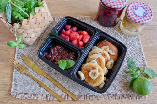 een zwarte bak met voedsel, zoals fruit en andere etenswaren bij Rezydencja Górska Odkryj Zakopane in Zakopane