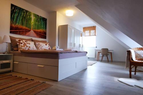 1 dormitorio con 1 cama y una gran pintura en la pared en Vienna's Nature Corner - charming rooftop family apartment, en Gerasdorf bei Wien