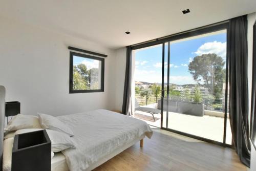 En eller flere senge i et værelse på VILLA CLARA