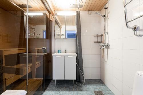 a bathroom with a shower and a sink at 2ndhomes Tampere "Koskenranta" Apartment - Sauna, Rooftop Terrace, Amazing Views & Free Parking in Tampere