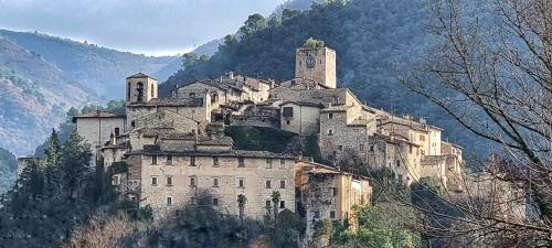 un grande castello in cima a una montagna di Casa Argenti ad Arrone