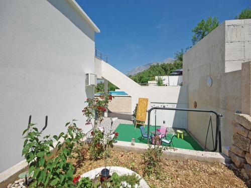a house with a garden with a miniature golf at Villa Blanka in Podgora