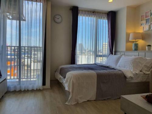 Postel nebo postele na pokoji v ubytování Chinatown Residence Yaowaraj Bangkok Watmungkorn MRT Station