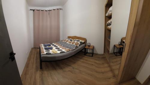 1 dormitorio pequeño con 1 cama en una habitación en Buko apartamenty en Uniejow