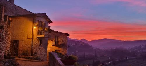 un edificio con una puesta de sol en el fondo en Casa Argenti, en Arrone