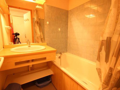 a bathroom with a sink and a bath tub at Appartement Peisey-Vallandry, 2 pièces, 4 personnes - FR-1-411-78 in Landry