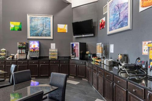 a barber shop with a tv on the wall at Quality Inn Duncan Spartanburg West in Duncan