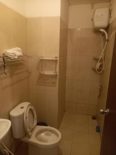 een kleine badkamer met een toilet en een wastafel bij Northland ancol seaview in Jakarta