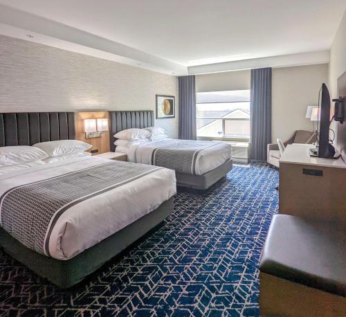 弗農的住宿－Best Western Premier Route 97 Vernon，酒店客房设有两张床和电视。