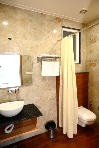 a bathroom with a sink and a toilet and a shower at Hotel Diamond Villa l Hotel Near Golden Temple Amritsar l Hotel In Amritsar l Best Hotel In Amritsar in Amritsar