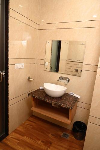 a bathroom with a sink and a mirror at Hotel Diamond Villa l Hotel Near Golden Temple Amritsar l Hotel In Amritsar l Best Hotel In Amritsar in Amritsar