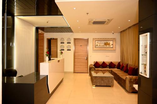 a living room with a couch and a table at Hotel Diamond Villa l Hotel Near Golden Temple Amritsar l Hotel In Amritsar l Best Hotel In Amritsar in Amritsar